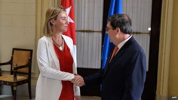 Federica Mogherini shakes hands with Cuban Foreign Minister Bruno Rodriguez at the Foreign Ministry in Havana, on 24 March, 2015.