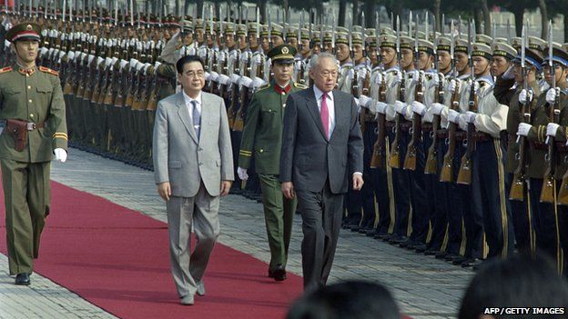 Singapore Prime Minister Lee Kuan Yew (C) and his Chinese counterpart Li Peng (L) at a welcoming ceremony for Lee's visit to China (15 Sept 1988) (CATHERINE HENRIETTE/AFP/Getty Images)