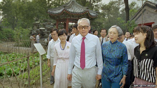 Singapore Prime Minister Lee Kuan Yew (C) and his wife Kwa Geok Choo visit the Gong Wang Fu temple in Beijing. (15 September 1988) (CATHERINE HENRIETTE/AFP/Getty Images)
