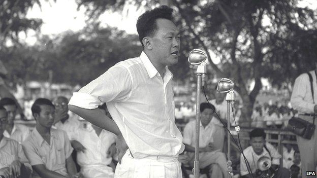 Lee Kuan Yew (C) addressing a PAP Independence rally at Farrer Park in Singapore (15 August 1955)