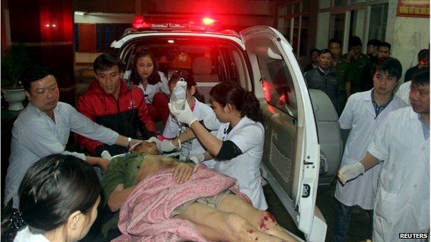 Injured person arrives at hospital in Vung Ang, Vietnam (26 March 2015)