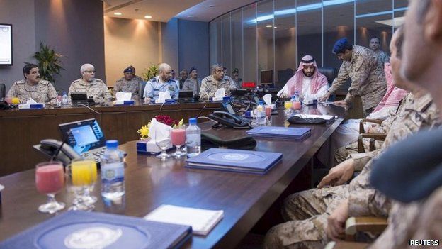 Saudi Defence Minister Prince Mohammad bin Salman (C) is briefed by officers on the military operations in Yemen (26 March 2015)