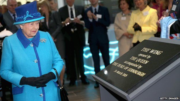 The Queen unveiling plaque