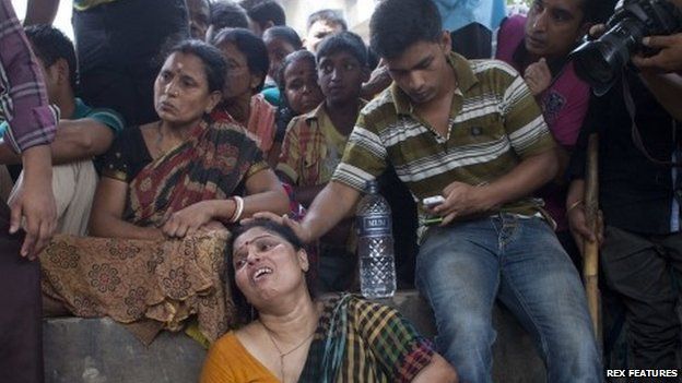 Distraught relatives of the stampede victims in Narayanganj (27 March 2015)