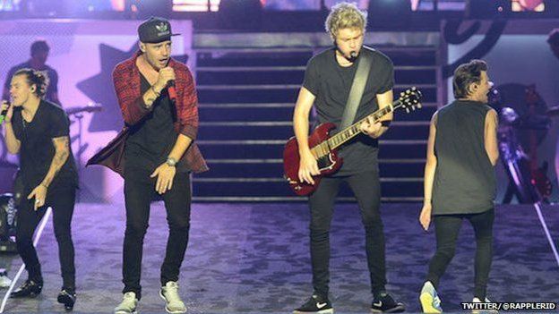 One Direction on stage without Zayn