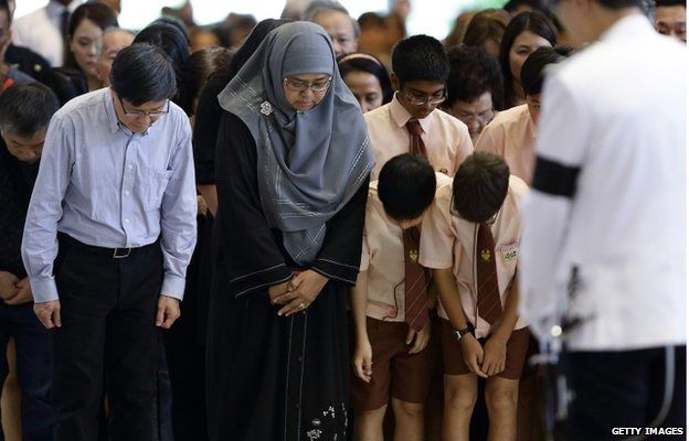 People pay their last respect to the body of the late Mr Lee Kuan Yew lying in state at Parliament House on 25 March 2015 in Singapore