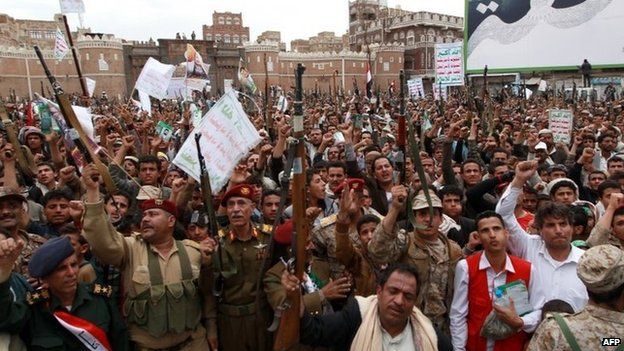 Members of the Yemeni security forces and tribal gunmen loyal to the Houthi movement protest against Saudi-led coalition air strikes in Sanaa (26 March 2015)