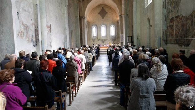 Members of the congregation participate at a mass in homage to the victims of the Germanwings jetliner crash, inside the cathedral Notre Dame de Bourg, in Digne, French Alps, 28 March 2015