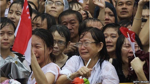 Emotional crowds wait to see the funeral procession in Singapore (29 March 2015)