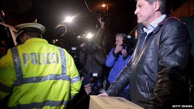 German investigators securing material from Andreas Lubitz's house and flat, 26 March 2015