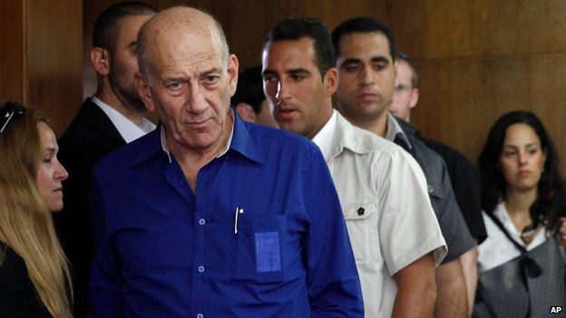 Ehud Olmert in a Tel Aviv court