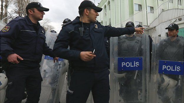 Turkish May Day: Istanbul Police Clash With Leftists - BBC News