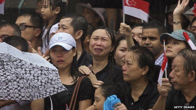 Bystanders weep as the coffin carrying founding father Lee Kuan Yew passes by on 29 March 2015 in Singapore.