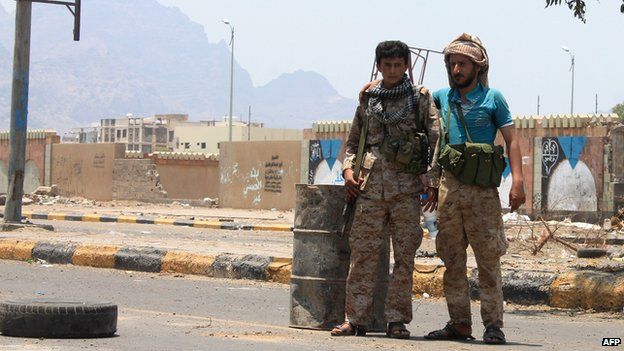 Shiite Houthi fighters set up a checkpoint in the Khor Maksar neighbourhood of Yemen's southern coastal city of Aden on 2 April, 2015.