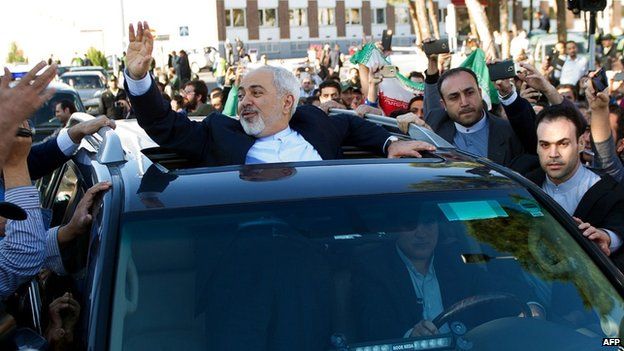 Iranians welcome Foreign Minister Mohammad Javad Zarif upon his return to Tehran (3 April 2015)
