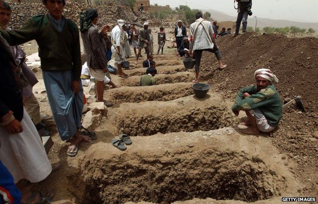 Yemenis dig graves on 4 April, 2015 to bury the victims of a reported airstrike by the Saudi-led coalition against Shia Houthi rebels