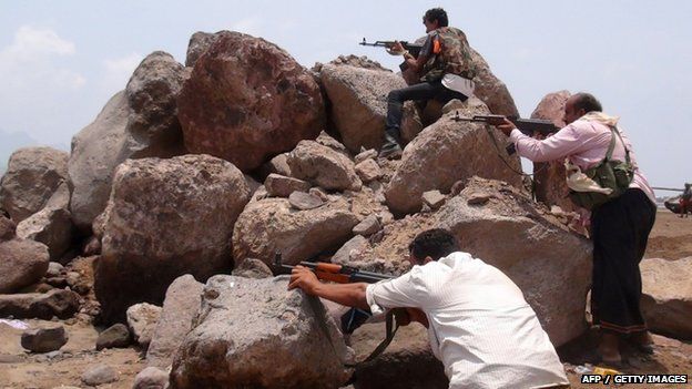 Armed Yemeni supporters of the separatist Southern Movement hold a position during clashes with Shiite Houthi rebels in the Mansura district of the southern Yemeni port city of Aden. 4 April 2015