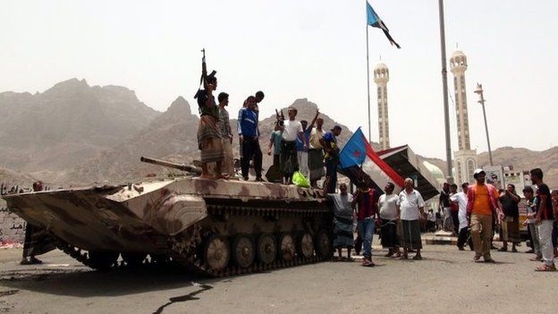 Yemeni militiamen loyal to President Abdrabbuh Mansour Hadi stand on an armoured vehicle in Aden (8 April 2015)