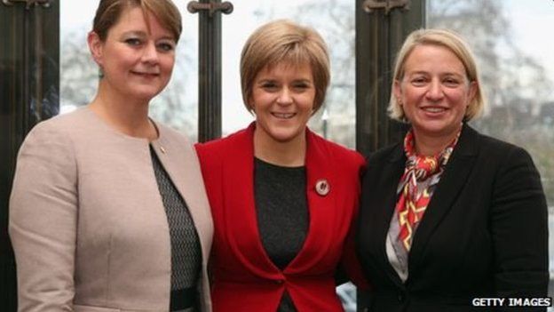 O'r chwith i'r dde: Leanne Wood (Plaid Cymru), Nicola Sturgeon (SNP), Natalie Bennet (Gwyrddion)