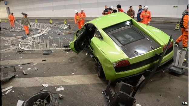 Damaged Lamborghini car and debris in a tunnel in Beijing (12 April 2015)