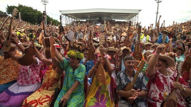 Ukulele players trying to beat the record in Tahiti
