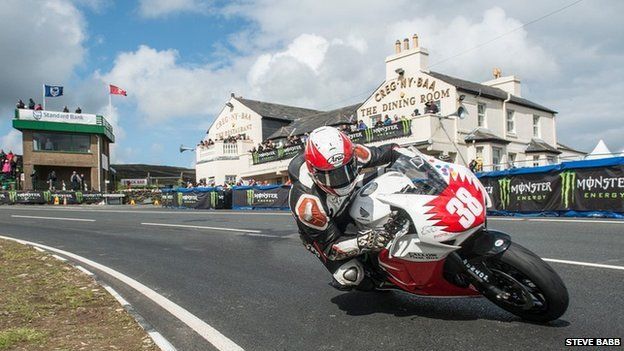 Gary Carswell: TT rider died from 'multiple injuries' - BBC News