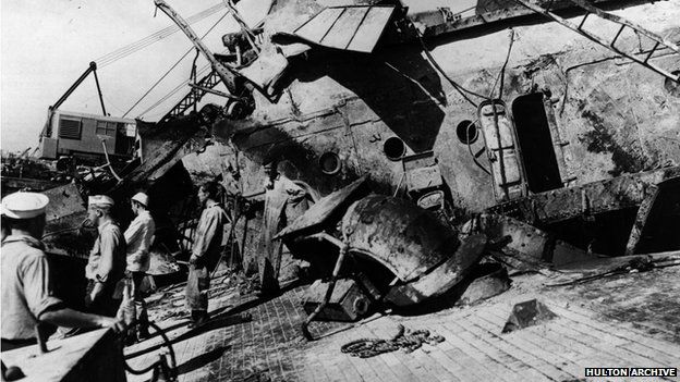 Спасательная команда на борту USS Oklahoma, 1942 г.