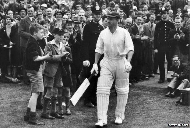 Август 1938 года. Зрители аплодируют австралийскому игроку в крикет сэру Дону Брэдману (1908–2001), когда он выходит из игры во время 4-го контрольного матча в Хедингли, Лидс.
