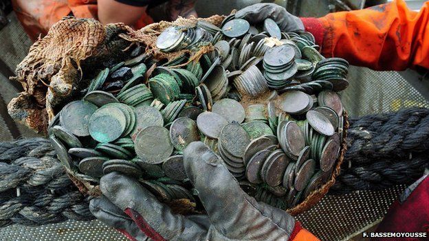 Record dive rescues $50m wartime silver from ocean floor - BBC News