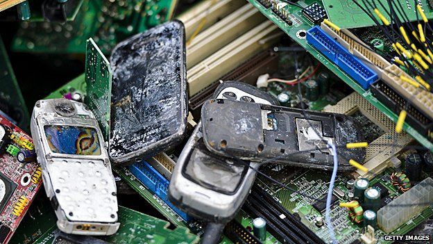 Bin diving: The start-ups that want your electronic junk - BBC News