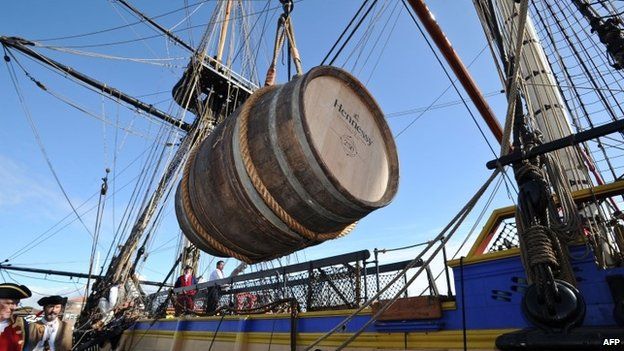 One of the two barrels of 250 litres of Hennessy cognac is loaded aboard the French frigate Hermione (March 2015)