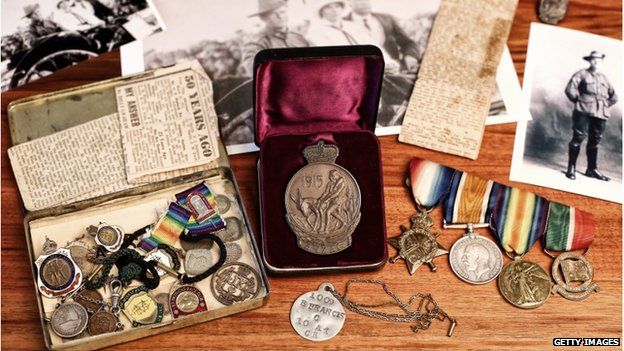 Медали за службу, фотографии и вырезки из газет ветерана Анзака