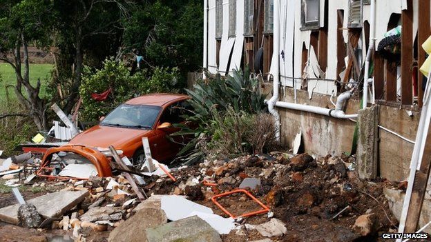 Clean-up begins after storms lash New South Wales - BBC News