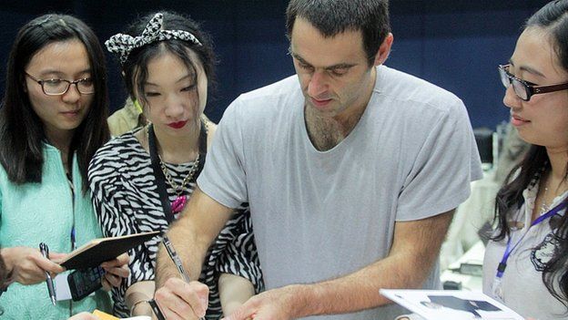 Five-times world champion Ronnie O'Sullivan signs autographs for Chinese fans