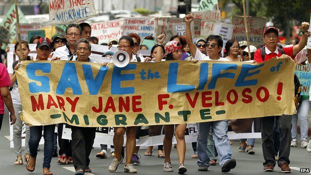 Filipino protesters hold placards protesting the planned execution of Mary Jane Veloso in Makati, Philippines, 24 April 2015