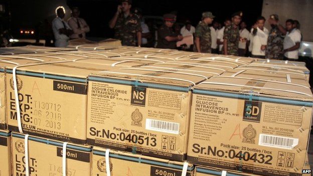 Sri Lankan Air Force personnel load emergency relief supplies to be flown to quake-hit Nepal (26 April 2015)