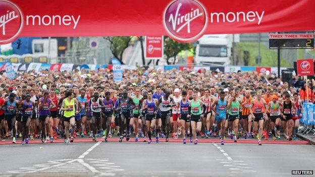 London Marathon: Thousands take part in biggest race - BBC News