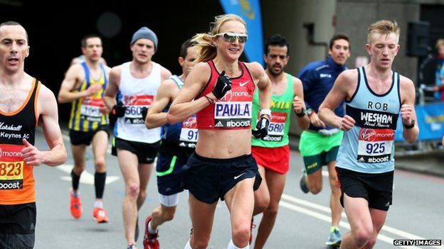 London Marathon: Thousands take part in biggest race - BBC News