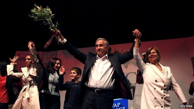 Mustafa Akinci and his wife Meral Akinci celebrate their election victory in Nicosia (26 April 2015)