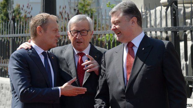 EU Commission President Jean-Claude Juncker (centre), flanked by European Council President Donald Tusk (left) and President Petro Poroshenko, 27 Apr 15