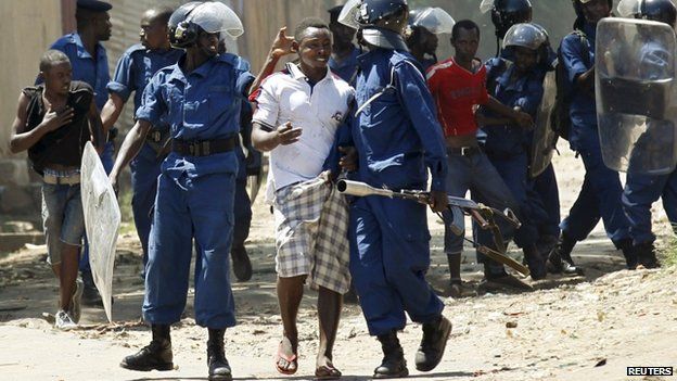 Police confront protesters in Bujumbura, Burundi, on 28 April 2015
