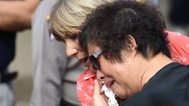 Andrew Chan's mother Helen (right) breaks down in tears on Nusakambangan island. Photo: 28 April 2015