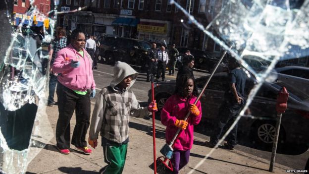 Wire creator urges rioters in Baltimore to 'go home' - BBC News