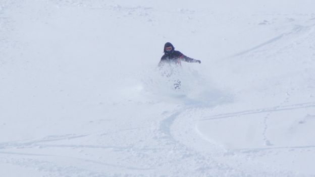 Scotland's five mountain ski centres hoping for snow - BBC News