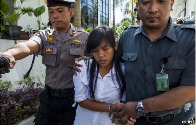 Officers take Mary Jane Fiesta Veloso (C) of the Philippines, to her first judicial review trial in the District Court of Sleman in Yogyakarta in this 3 March 2015 file photo.