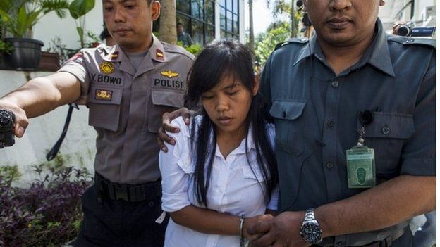Officers take Mary Jane Fiesta Veloso (C) of the Philippines, to her first judicial review trial in the District Court of Sleman inYogyakarta in this 3 March 2015 file photo.