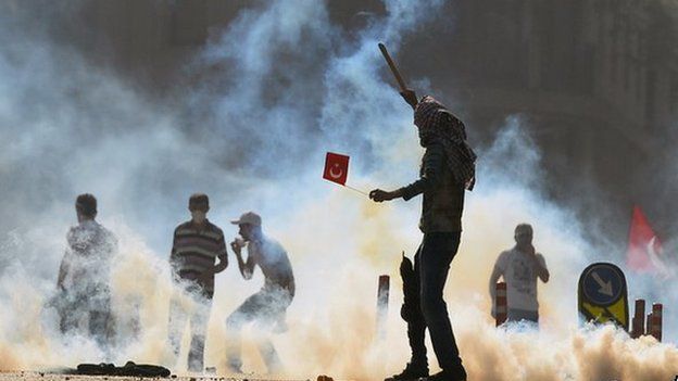 Turkish protesters clash with riot police at the city's main Taksim Square in Istanbul on 1 June 2013