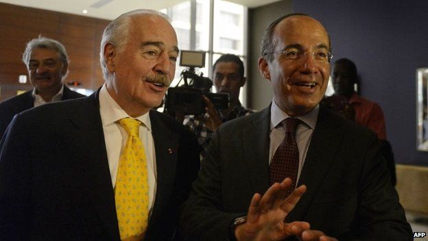 Former Presidents from Mexico, Felipe Calderon (right) and Colombia, Andres Pastrana speak before a press conference in Panama City on 9 April, 2015