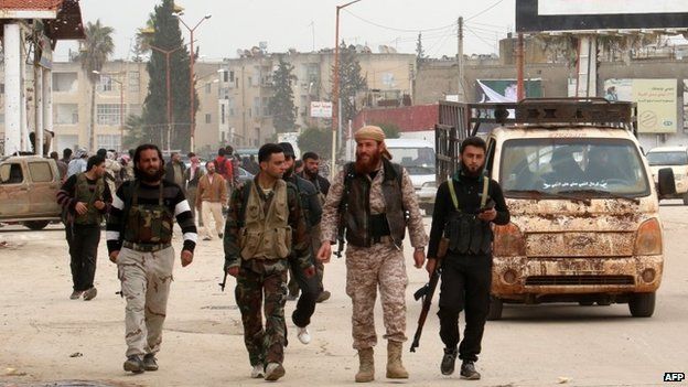 Syrian Islamist rebels walk through the city of Idlib (29 March 2015)