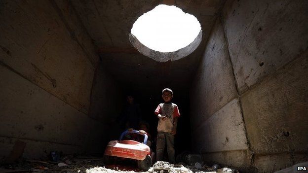 Yemeni children, forced to flee their family homes allegedly because of airstrikes carried out by the Saudi-led coalition, take shelter in an underground water tunnel in Sanaa (30 April 2015)